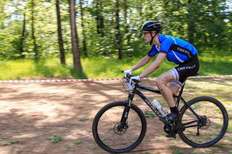 Ciclista litiga con pedone: multato per le bestemmie