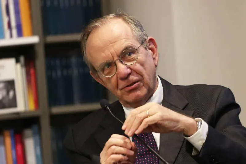 Padoan promette all'Europa 2,5 miliardi di nuove tasse