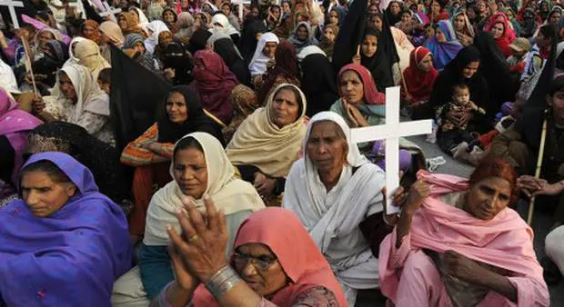 Pakistan, uccisa dal fratello perché sposa un ragazzo cristiano