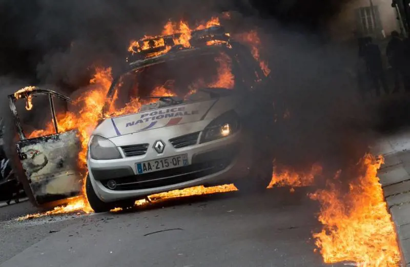 Parigi, molotov contro la polizia: auto incendiate, agenti feriti