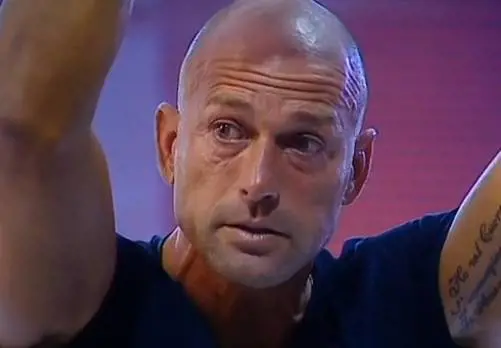 Grande Fratello Vip, Bettarini crolla e scoppia a piangere