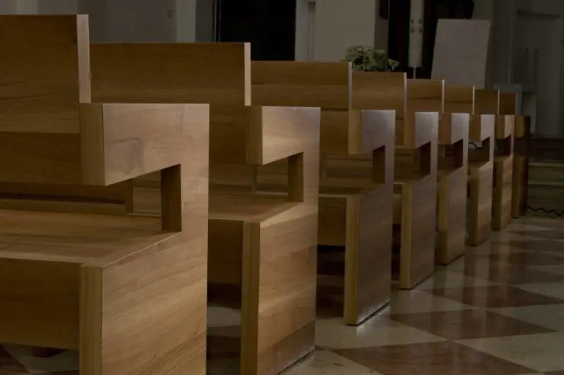"Padre, mi benedica", donna in chiesa si spoglia davanti al prete