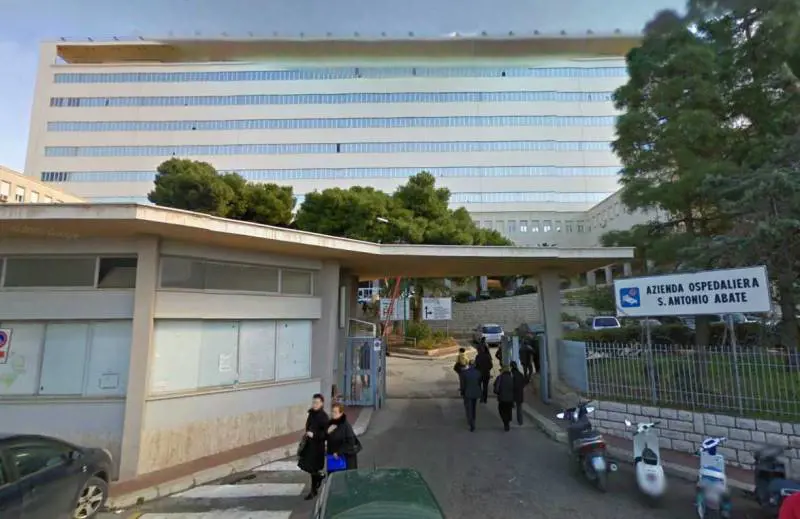 Donna in attesa di partorire si accascia al suolo e muore: salvato il neonato