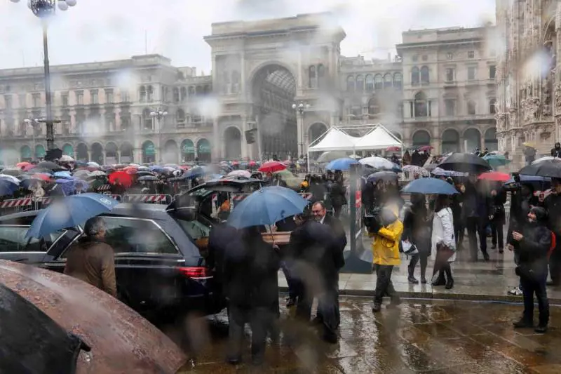 Duomo occupato dai comunisti. La Rai s'inginocchia