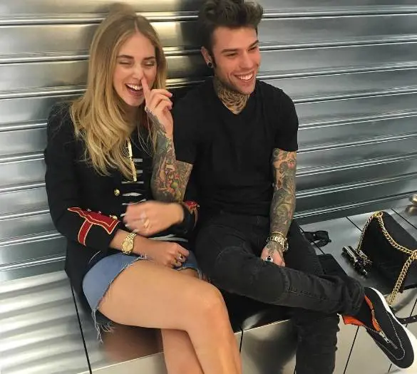 Fedez e Chiara Ferragni si scambiano il primo bacio social