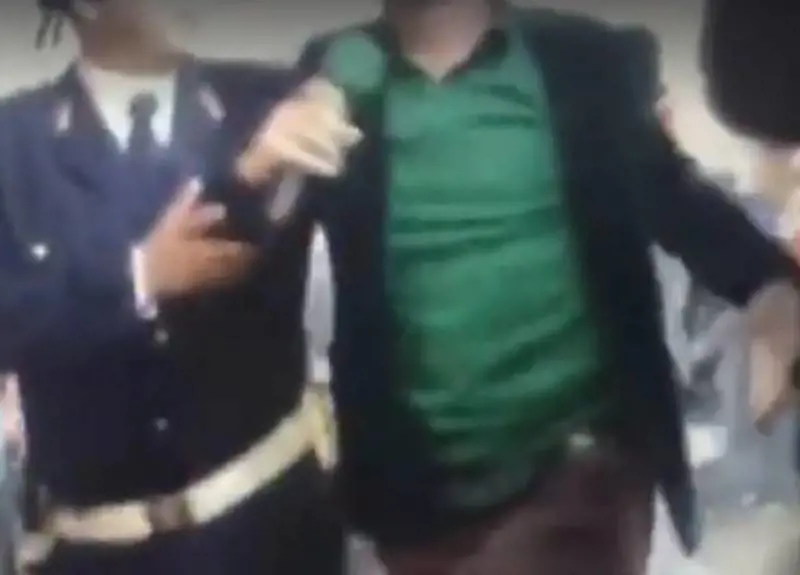 Striscia, l'aggressione a Luca Abete: "Pagliaccio mongoloide"