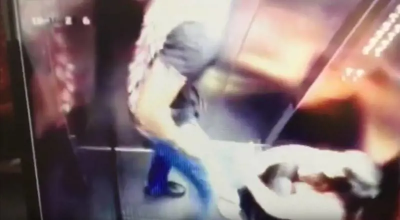 Botte alla moglie in ascensore: il calciatore incastrato dal video