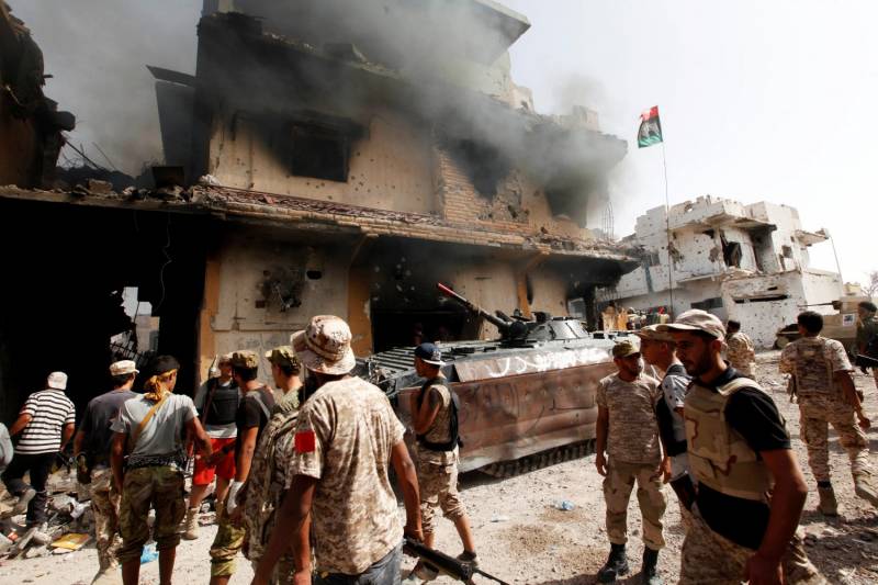 Casa colpita da un attacco aereo a Sirte