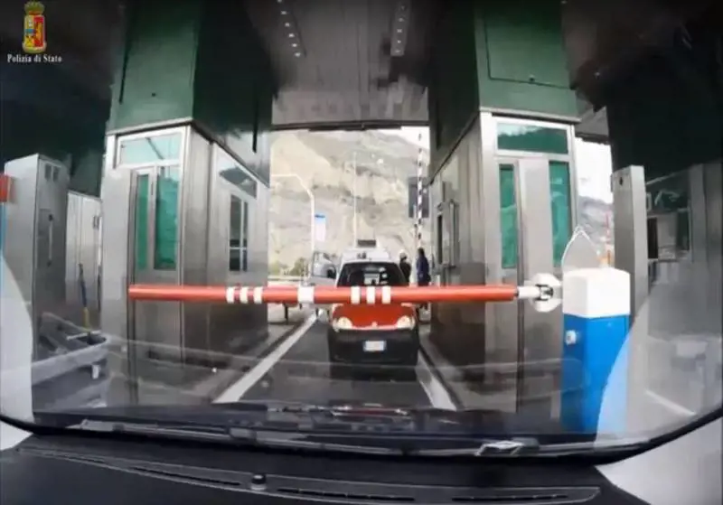 Ventimiglia, arrestato "passeur" con 17 migranti in furgone frigo