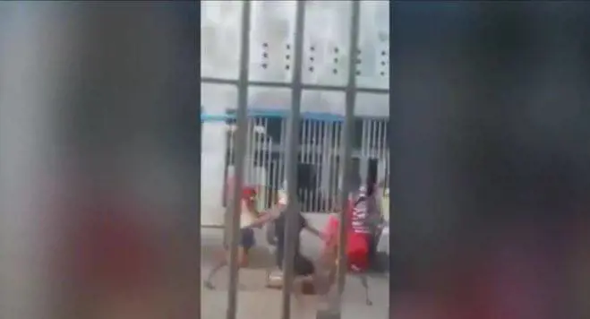 Decapitano compagno di cella e giocano a calcio con la testa
