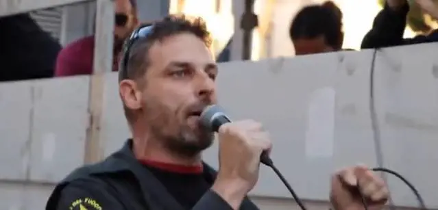 Vigile del fuoco contesta Renzi: "Vaff... Dacci fatti, non parole"