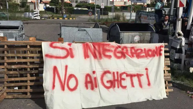 Immigrati affetti da scabbia. E i cittadini li cacciano via dal Paese