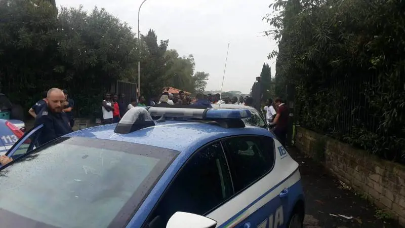 Profughi in rivolta a Roma: "Basta voucher, dateci soldi contanti"