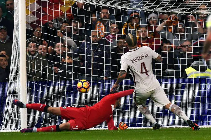 La Roma batte il Sassuolo e resta in scia alla Juve