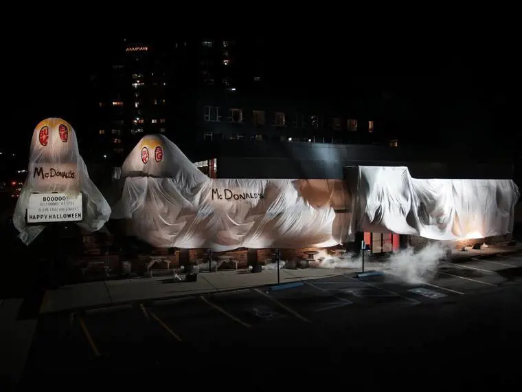 Per far paura ai clienti Burger King si trasveste da Mc Donald's