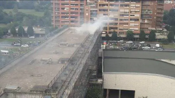 Milano, fiamme al rifugio dei clochard: 10 persone indagate