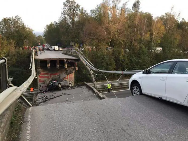 "La mia auto in bilico sul ponte crollato"