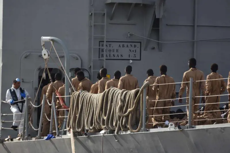 Il piano dell'Europa: navi in acque libiche per frenare i barconi