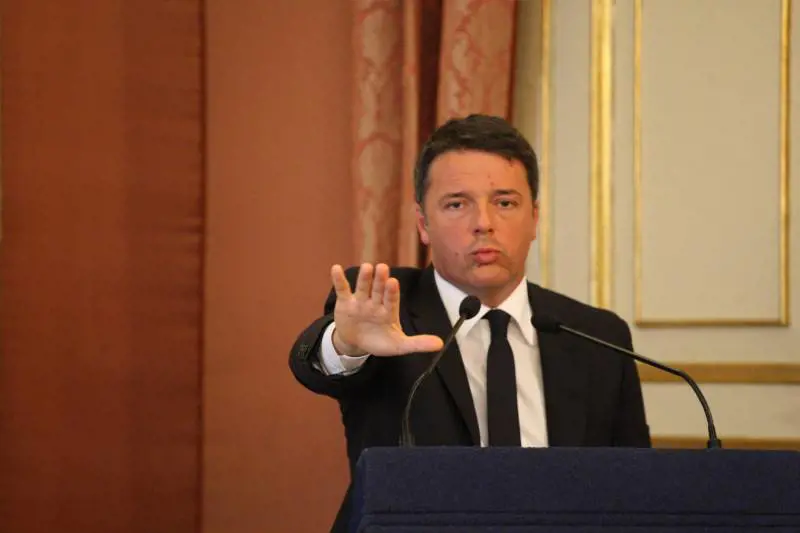 Renzi blocca (per finta) il bilancio Ue