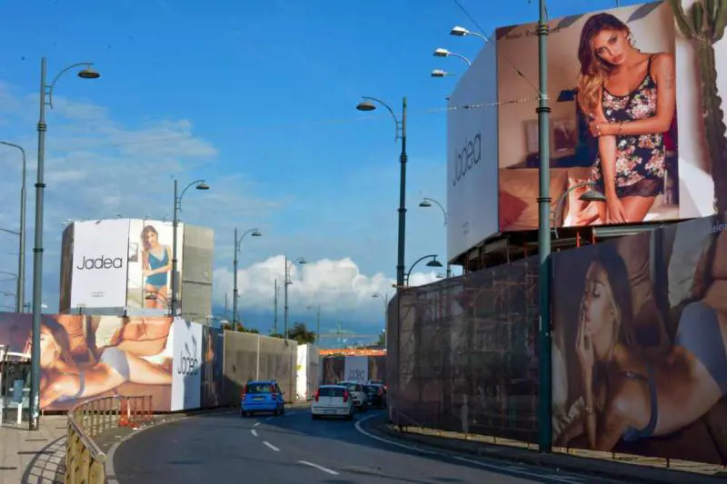 Se il restauro dei monumenti coi cartelloni pubblicitari è una commedia napoletana