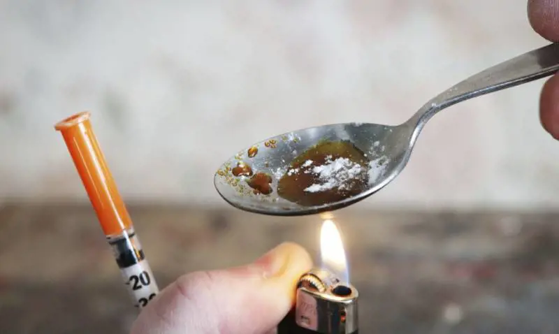 Dosi da sniffare a soli 5 euro. Tra i giovani è allarme eroina
