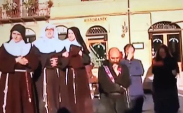 Norcia, fedeli in ginocchio davanti alla Basilica crollata