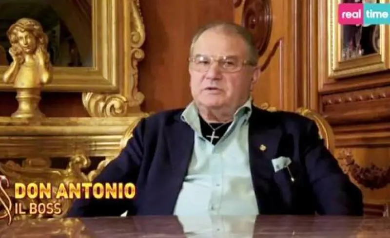 Abuso edilizio nel castello: guai per il Boss delle Cerimonie