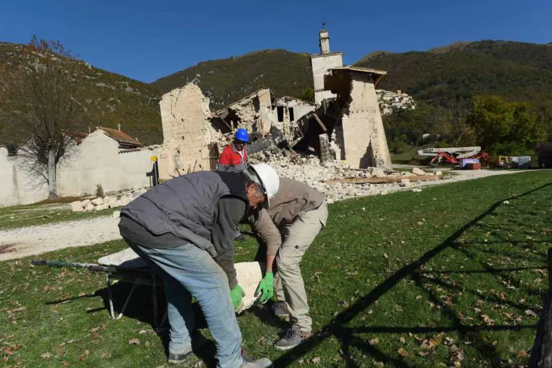 Al lavoro coi Signori del terremoto: "Qui dentro non dormiamo mai"