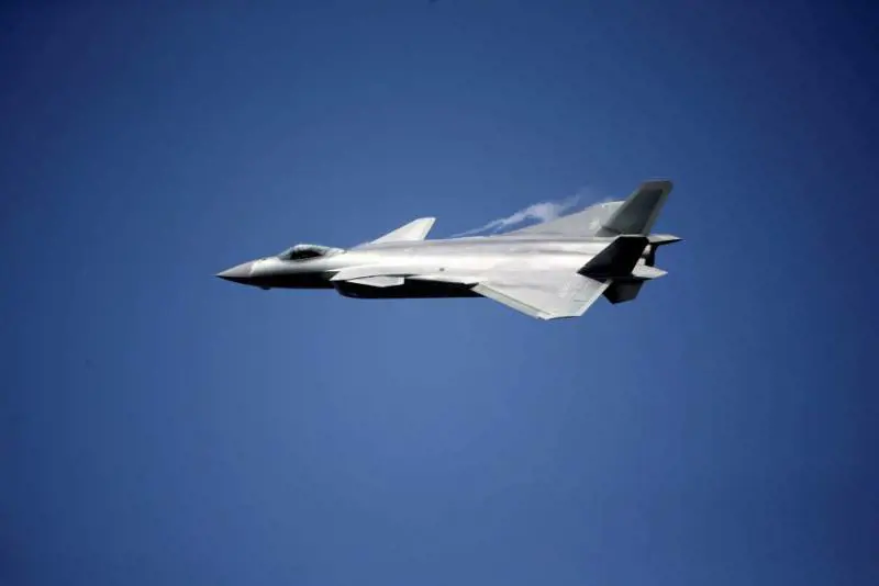 La Cina svela il caccia J-20, la sfida "invisibile" agli Usa