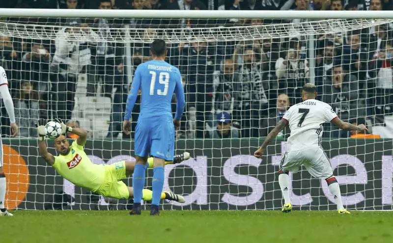Hamsik salva il Napoli  nell'inferno di Istanbul ma non blinda l'Europa