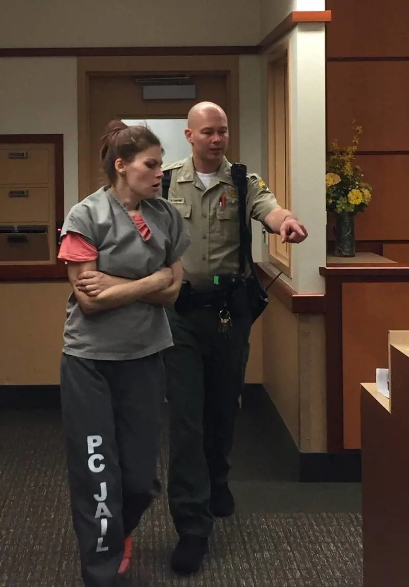 Usa, inietta eroina ai figli per farli dormire: arrestata giovane mamma