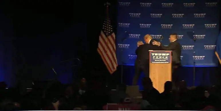 Paura per Trump in Nevada: gli agenti lo portano via dal palco