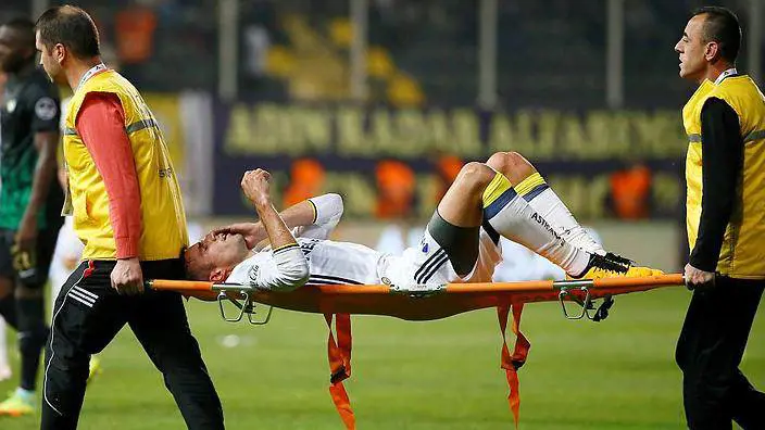 Brutto infortunio per Van Persie. "Ha rischiato di perdere un occhio"
