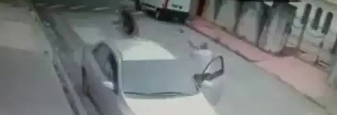 Tentano di rapinare autista, ma è un poliziotto: uccisi a copi d pistola