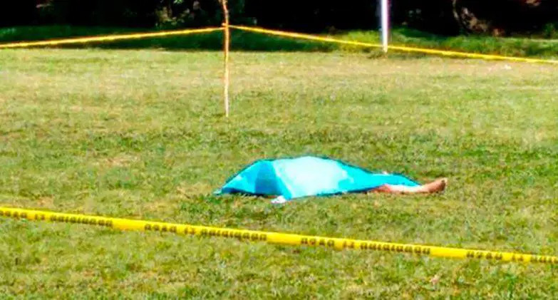 Orrore in campo: l'arbitro lo espelle e lui lo ammazza a testate