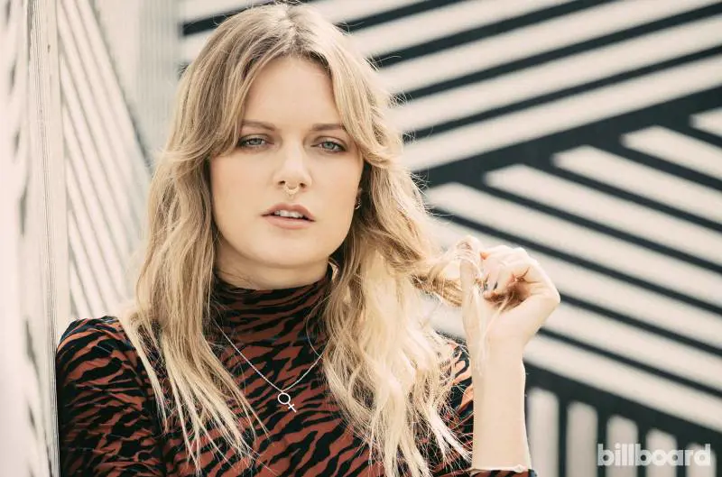 Sesso esplicito e droghe: Youtube censura il video di Tove Lo