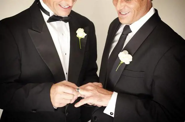 "Non siamo gay, ci sposiamo per convenienza". Ma scoppia la polemica