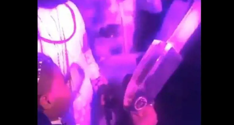 Miliardario nigeriano spara denaro sugli amici alla festa