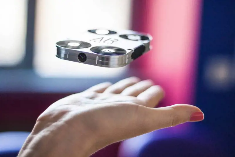 AirSelfie, la fotocamera che scatta i selfie da 20 metri di altezza