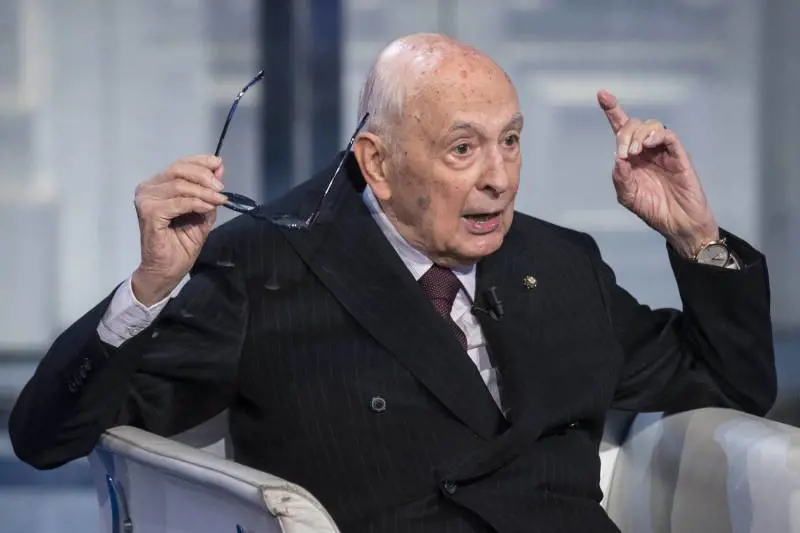 "Per la sua sicurezza 45 agenti" Bufera sulla scorta di Napolitano