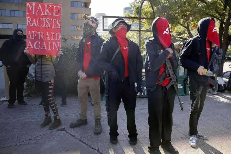 "4 agenti morti? Meglio 5". La protesta choc negli Usa