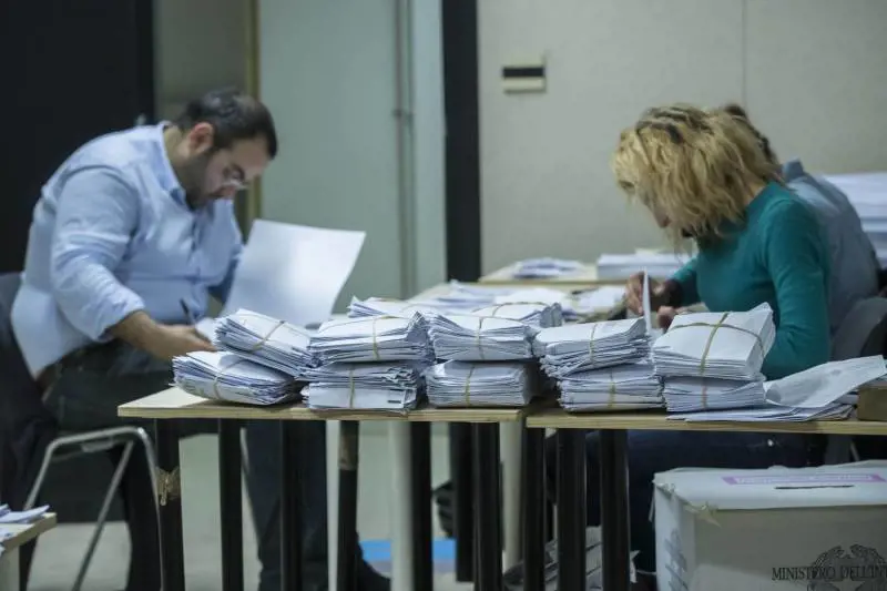 La partita del voto all'estero e i magheggi dei consolati