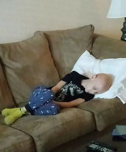 "Questo è mio figlio Logan. Il cancro lo sta completamente divorando"