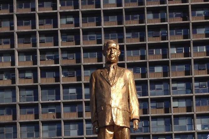 Itay Zalait con la statua d'oro di Netanyahu alle spalle