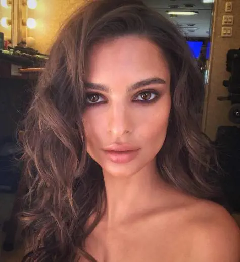 La sexy buonanotte di Emily Ratajkowski è da 659 mila "like"