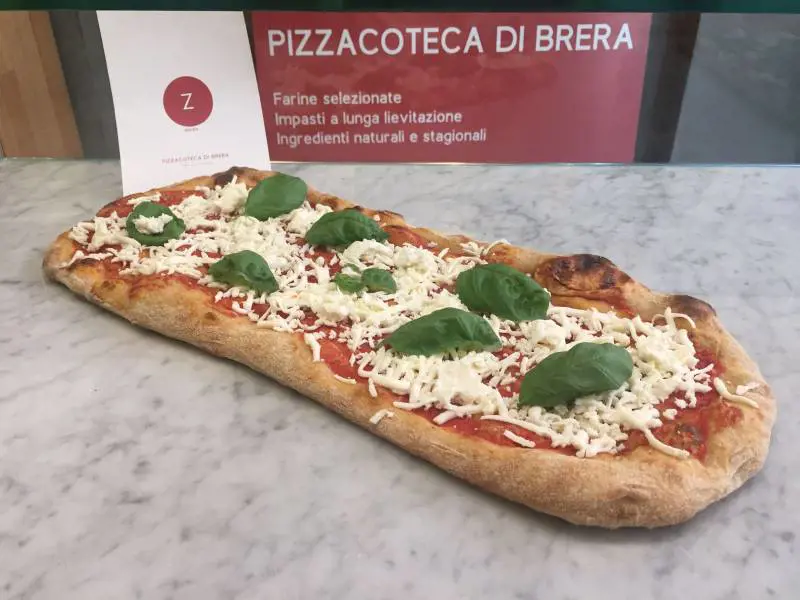 A Brera il connubio tra pizza e arte