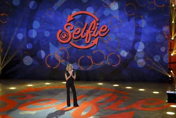 Selfie, lite furibonda tra Pamela Prati e Stefano De Martino