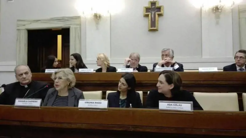 Raggi: "Roma città aperta ai migranti". Presto un hub informativo per i profughi