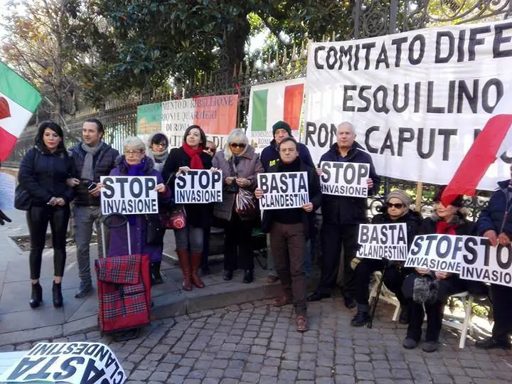 I romani contro il degrado del centro storico: "Prima i cinesi, ora i musulmani. Basta con l'invasione"