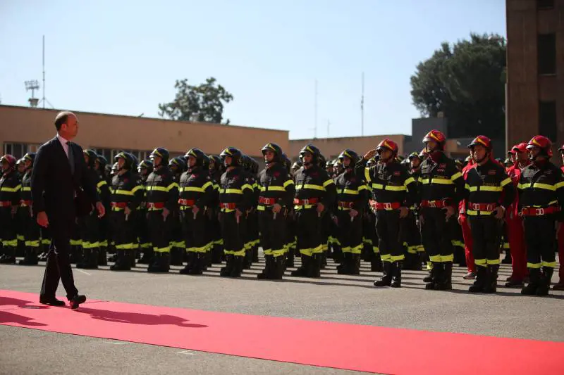 Il calendario dei pompieri scotta E Alfano «spegne» Sgarbi